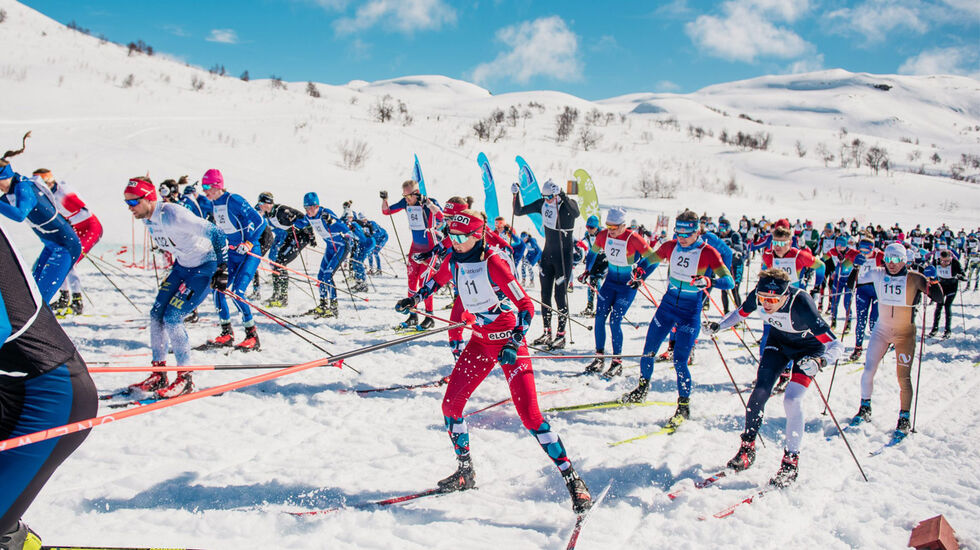Eit stort felt legg av garde ut i den perfekte løypa. (Foto: Haukelirennet)