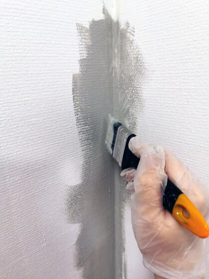 Maler med grått på en vegg