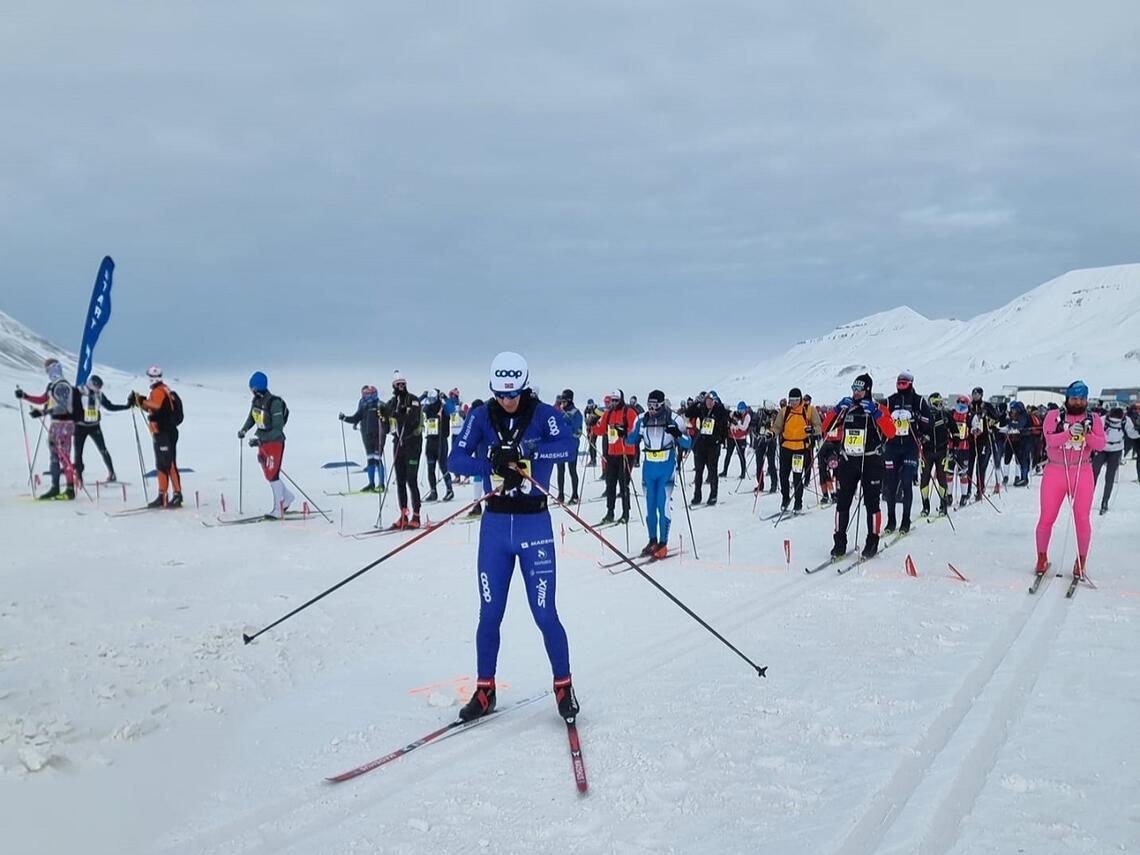 Klart for start på maraton med dagens vinner, Petter Soleng Skinstad, i forgrunnen. (Foto fra Svalbard Skimaratons facebookside)