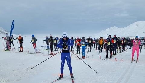Klart for start på maraton med dagens vinner, Petter Soleng Skinstad, i forgrunnen. (Foto fra Svalbard Skimaratons facebookside)