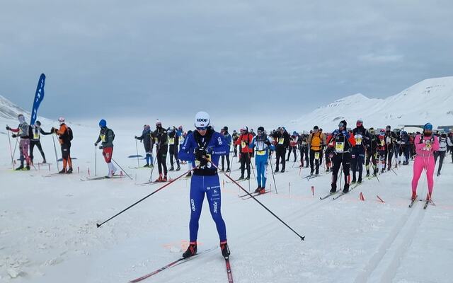 Klart for start på maraton med dagens vinner, Petter Soleng Skinstad, i forgrunnen. (Foto fra Svalbard Skimaratons facebookside)