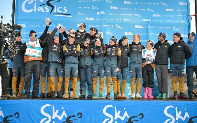 Team Eksjöhus på podiet på Mosetertoppen lørdag som beste lag i den 15. sesongen i Ski Classics. (Foto: Reichert/NordicFocus)