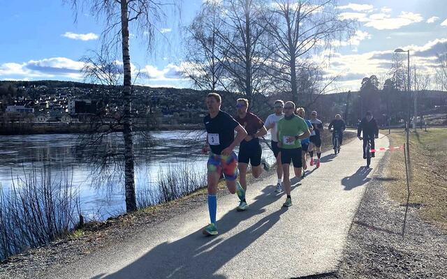 Jarle Marvik (til venstre) og Herrik Nilsson har som her i Bruløpet hatt mange jevne dueller om seieren i Kongsvingerkarusellen i år. (Foto: Arrangøren)