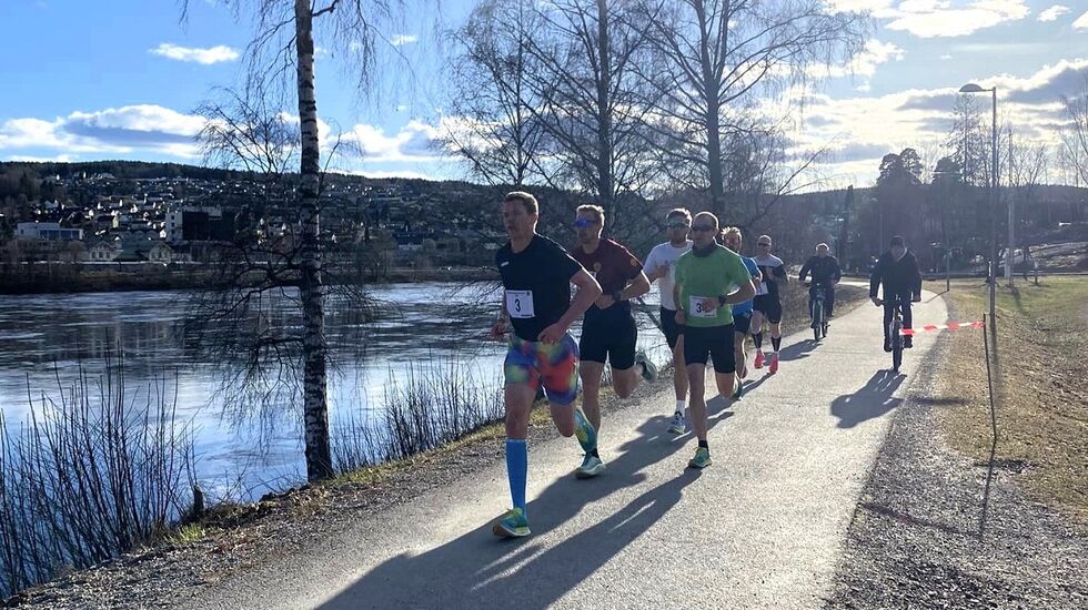 Jarle Marvik (til venstre) og Herrik Nillson har hatt mange jevne dueller om seieren i årets Kongsvingerkarusell som her i Bruløpet. (Foto: Arrangøren)
