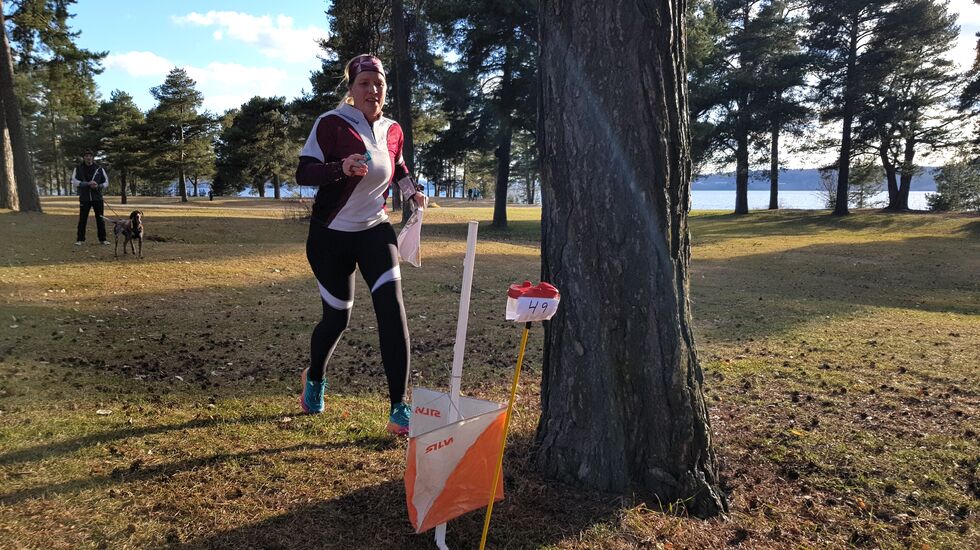 Hege Solerød mot siste post på det tidligere campingområdet på Hamar. (Foto: Stein Arne Negård)