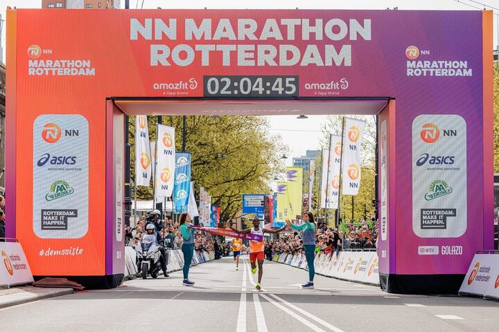 Abdi Nageeye, opprinnelig fra Somalia, løper inn til sin seier og nederlandsk rekord for andre gang i Rotterdam. (Foto: Vincent van den Boogaard)