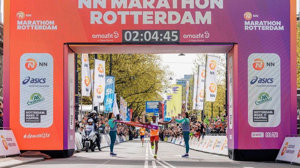 Abdi Nageeye, opprinnelig fra Somalia, løper inn til sin seier og nederlandsk rekord for andre gang i Rotterdam. (Foto: Vincent van den Boogaard)