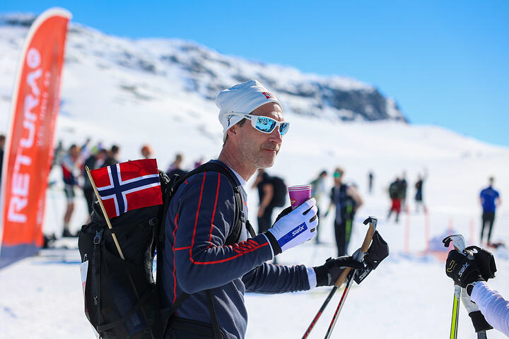 Flagg, sol og skiløper under Hallingskarvet er viktige ingridienser for Skarverennet. (Foto: Arne Dag Myking)
