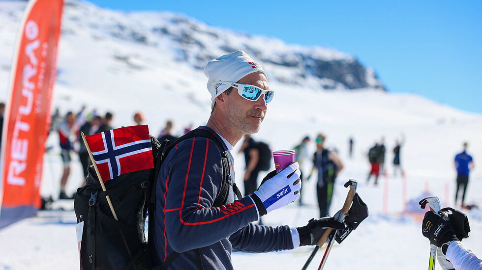 Flagg, sol og skiløper under Hallingskarvet er viktige ingridienser for Skarverennet. (Foto: Arne Dag Myking)