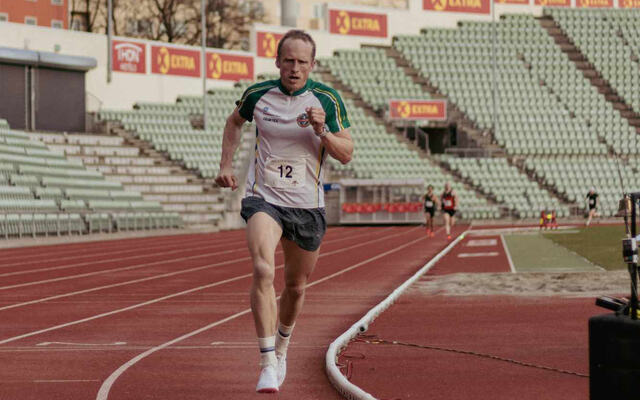 Njål Tyssing var raskeste løper på Bislett stadion under Sankthanshaugen 3000. (Foto: Ibrahim Mufti Pradityo / Sankthanshaugen løpeklubb)