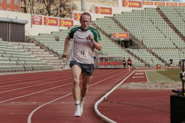 Njål Tyssing var raskeste løper på Bislett stadion under Sankthanshaugen 3000. (Foto: Ibrahim Mufti Pradityo / Sankthanshaugen løpeklubb)