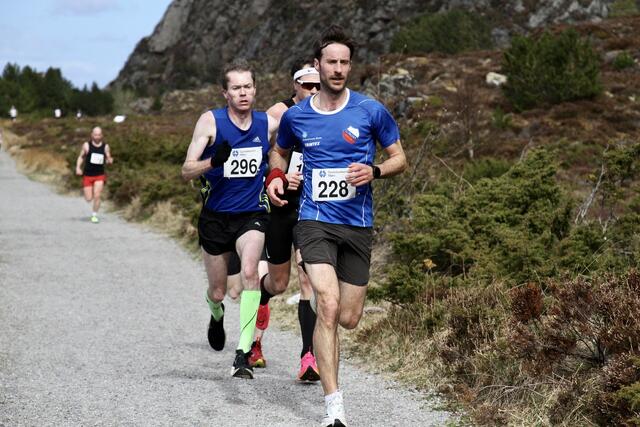 Etter 4 km har vi en tet med klar ledelse. Marcus Megrund (228), Kristian Nedregård (296) og Lars Thoresen Haug (bak)