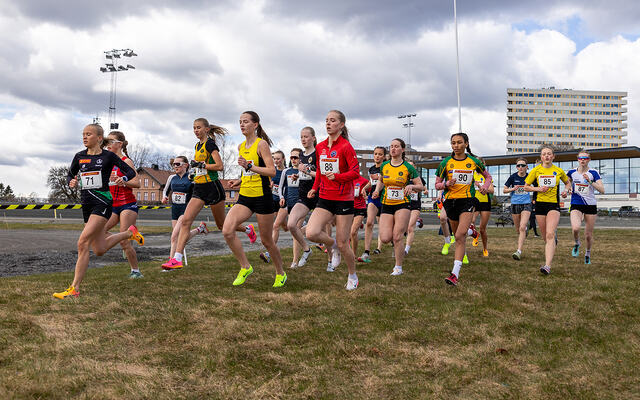 Starten har gått for Jenter 15, 16 og 17 år. (Foto: Samuel Hafsah)