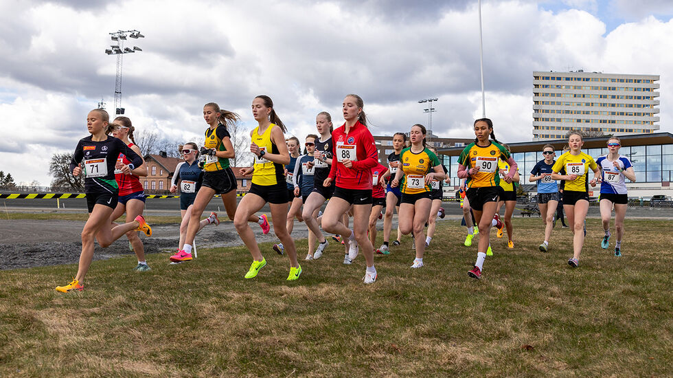 Starten har gått for Jenter 15, 16 og 17 år. (Foto: Samuel Hafsah)