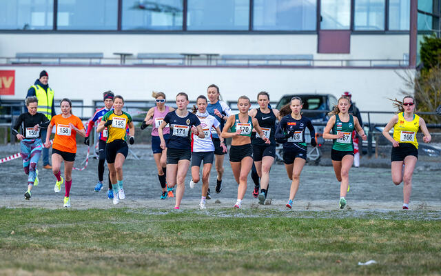 Starten går med juniorkvinner og veterankvinner side om side. (Foto: Samuel Hafsahl)