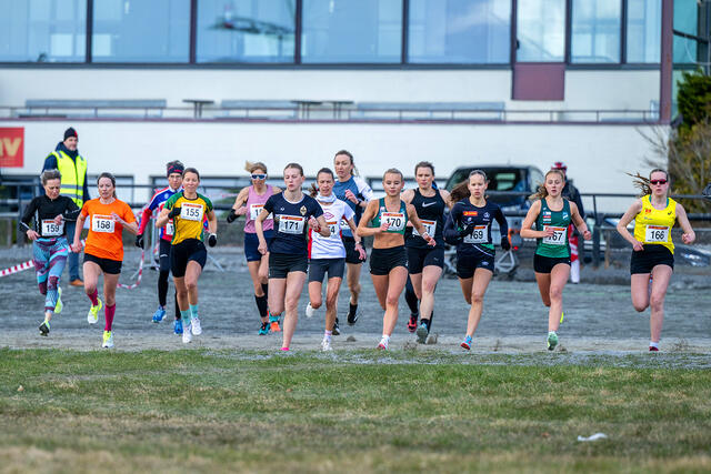 Starten går med juniorkvinner og veterankvinner side om side. (Foto: Samuel Hafsahl)
