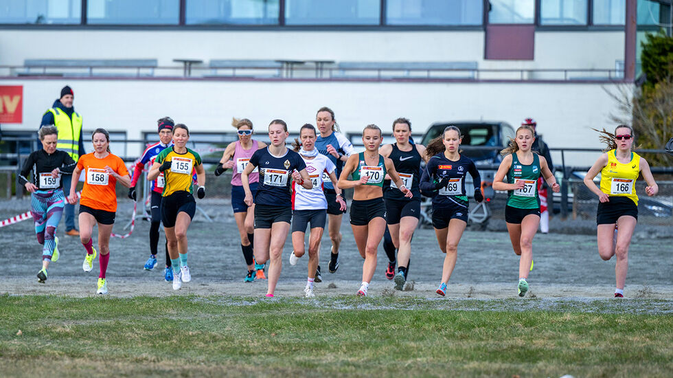Starten går med juniorkvinner og veterankvinner side om side. (Foto: Samuel Hafsahl)