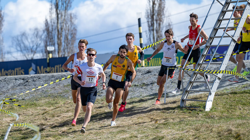 Theodor Berre Jacobsen (17) leder an, men herrene rett bak - Mikkel Blikstad Thomassen (10) og Jacob Boutera (1) ble løpets to beste. (Foto: Samuel Hafsahl)