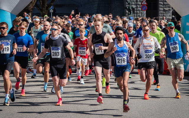 Det var folkefest og idrettsglede som preget sentrumsgatene i Haugesund lørdag formiddag. (Foto: Chris Wilhelmsen / FlowIt Digital)