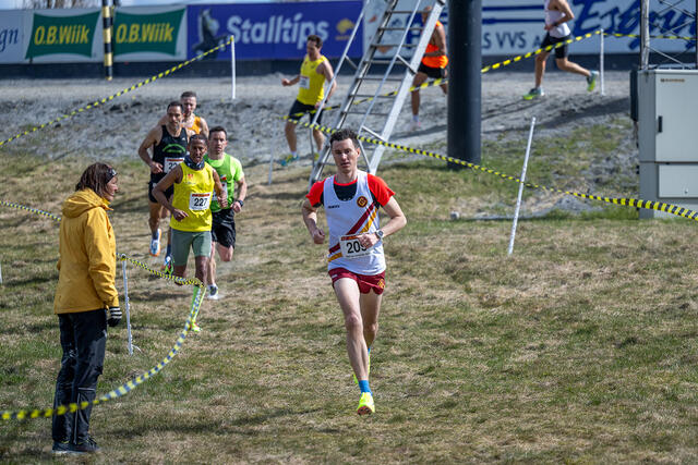 Espen Kristiansen, foran, dro avgårde fra resten av feltet umiddelbart. (Foto: Samuel Hafsahl)
