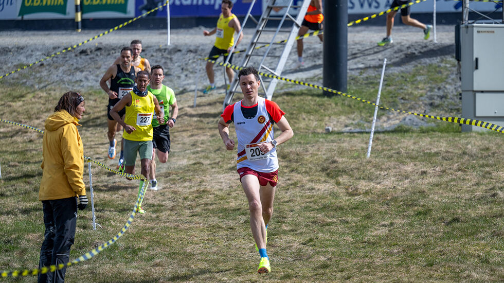 Espen Kristiansen, foran, dro avgårde fra resten av feltet umiddelbart. (Foto: Samuel Hafsahl)