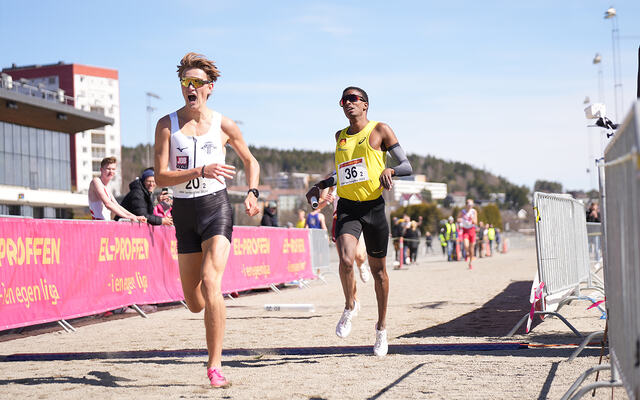 Mikkel Thomassen løper inn til gull for Tjalve, med BULs Simon Stenshamn like bak. (Foto: Einar Børve)