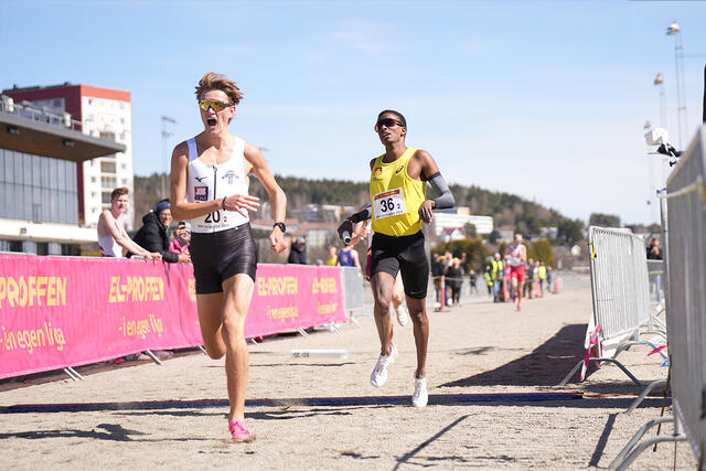Mikkel Thomassen løper inn til gull for Tjalve, med BULs Simon Stenshamn like bak. (Foto: Einar Børve)