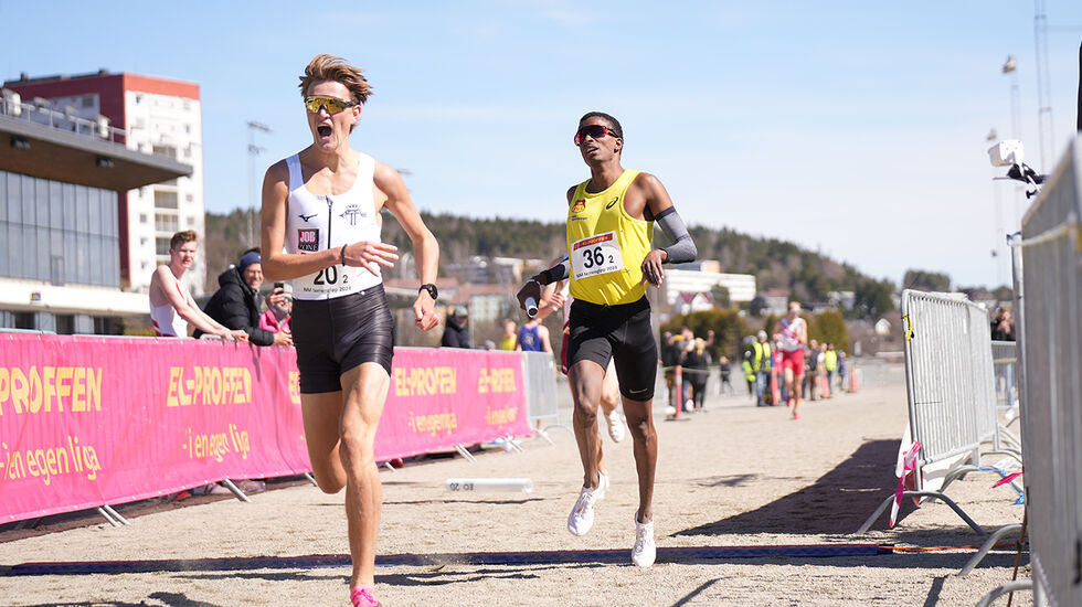 Mikkel Thomassen løper inn til gull for Tjalve, med BULs Simon Stenshamn like bak. (Foto: Einar Børve)