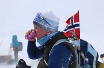 En kopp solbærtoddy på en av drikkestasjonene gir styrke til å fortsette turen mot Ustaoset, i sterk vind og snøfokk. (Alle foto: Arne Dag Myking)