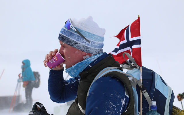 En kopp solbærtoddy på en av drikkestasjonene gir styrke til å fortsette turen mot Ustaoset, i sterk vind og snøfokk. (Alle foto: Arne Dag Myking)