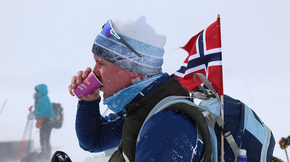 En kopp solbærtoddy på en av drikkestasjonene gir styrke til å fortsette turen mot Ustaoset, i sterk vind og snøfokk. (Alle foto: Arne Dag Myking)