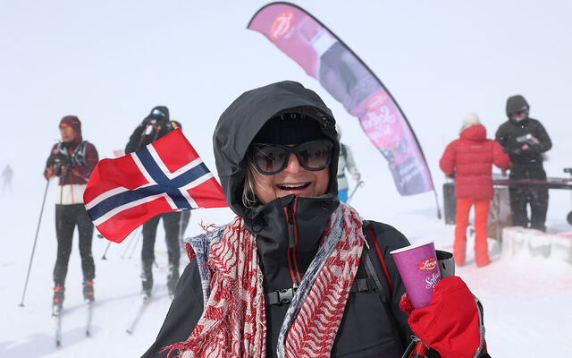 Nina Brendesæter har kommet seg til en av drikkestasjonene og kan tanke opp med litt solbærtoddy. Men det blåser kraftig. (Foto: Arne Dag Myking)