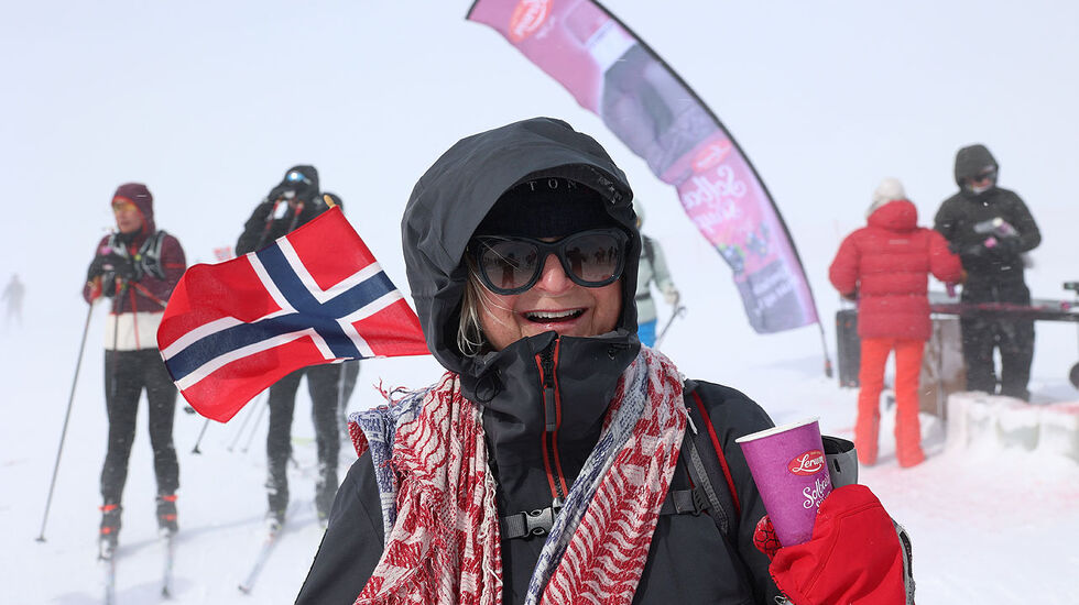 Nina Brendesæter har kommet seg til en av drikkestasjonene og kan tanke opp med litt solbærtoddy. Men det blåser kraftig. (Foto: Arne Dag Myking)