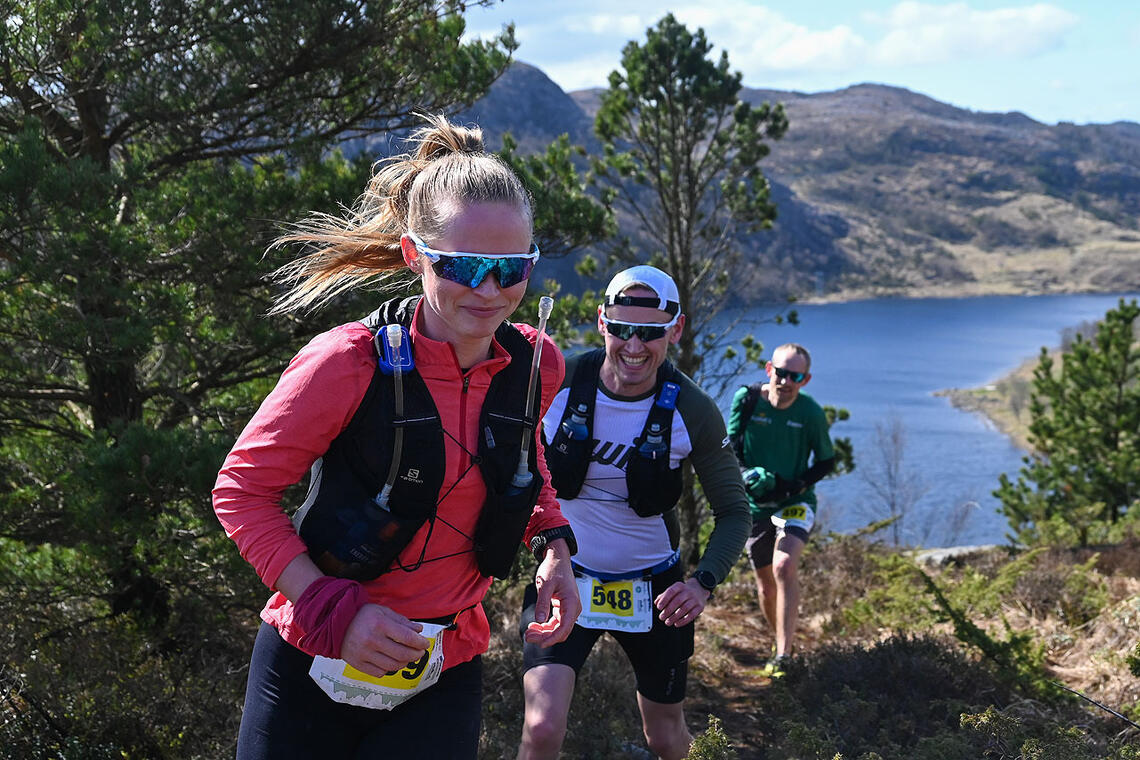 God stemning i løypen for Sandnes Ultra Trail: her kommer Nora Eriksen Lindland foran Eivind Sande. (Foto: Elin Mæland)