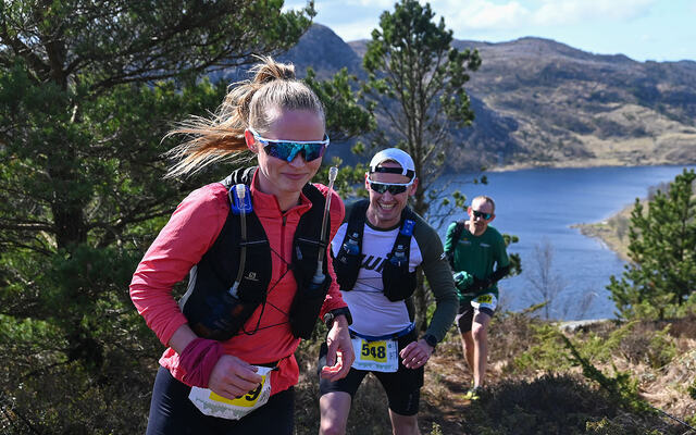 God stemning i løypen for Sandnes Ultra Trail: her kommer Nora Eriksen Lindland foran Eivind Sande. (Foto: Elin Mæland)