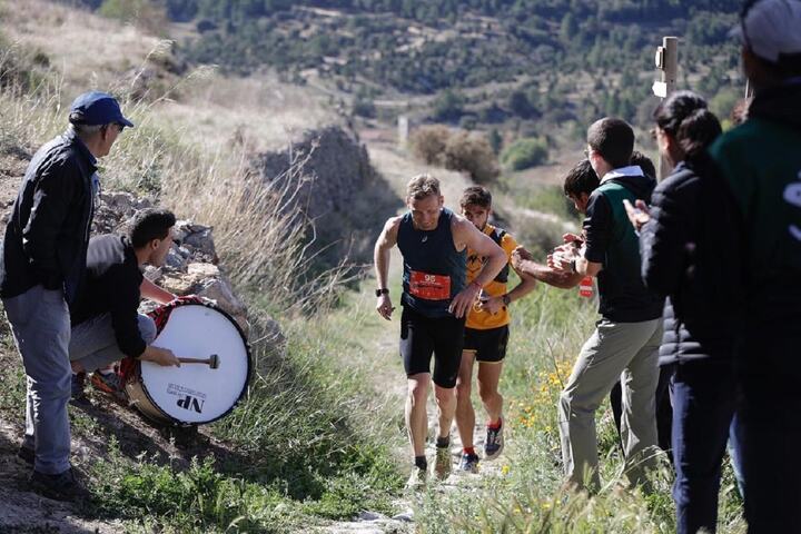 Didrik Hermansen blir taktfast trommet opp og fram i de spanske fjellene lørdag. (Foto fra løpets facebookside)