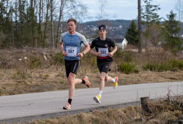 Amund Hoel holdt unna for Tobias Øwre-Johnsen til mål i Bingerunden. (Foto: Bjørn Hytjanstorp)