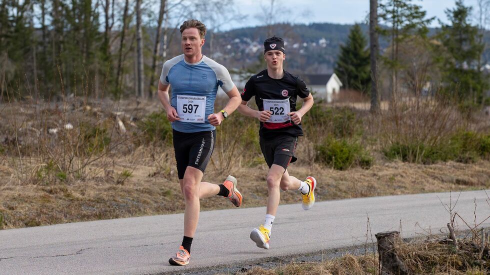 Amund Hoel holdt unna for Tobias Øwre-Johnsen til mål i Bingerunden. (Foto: Bjørn Hytjanstorp)