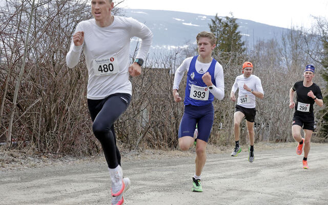 Andreas Kvam fra Svorkmo/NOI i et tett spurtoppgjør med flere løpere der det skilte bare tre sekund mellom de fem første løperne i mål. Her foran Jens Lunde fra LIF (393), Åsmund Wiberg fra Otra IL (357) og August Hovde fra Gjøvik (299), Foto Jørgen Skaug.