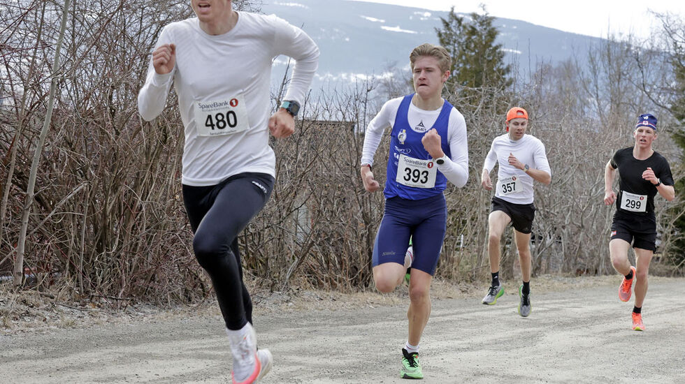 Andreas Kvam fra Svorkmo/NOI i et tett spurtoppgjør med flere løpere der det skilte bare tre sekund mellom de fem første løperne i mål. Her foran Jens Lunde fra LIF (393), Åsmund Wiberg fra Otra IL (357) og August Hovde fra Gjøvik (299), Foto Jørgen Skaug.