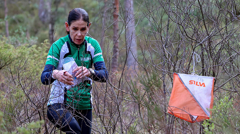Trude Fixdal sjekker inn på den siste posten i A-løypen. Hun var den eneste i klasse D60 og eldre som løp den lengste løypen. (Alle foto: Arne Dag Myking)