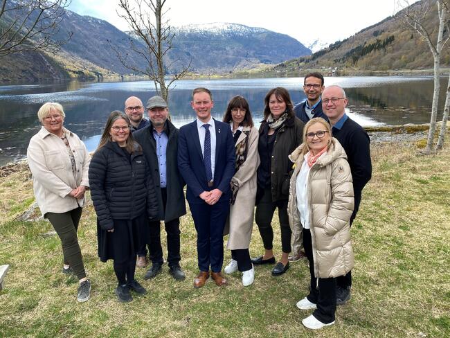 Dei 9 medlemmene i formannskapet og kommunedirektøren oppstilte på gruppebilte med utsikt utover fjorden frå Ylvisåker.