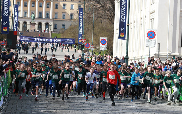 Det ble ikke spart mye på kreftene fra start da 9-11-åringene la av gårde nedover Karl Johan. (Foto: Kjell Vigestad)