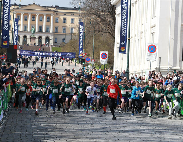 Det ble ikke spart mye på kreftene fra start da 9-11-åringene la av gårde nedover Karl Johan. (Foto:  Kjell Vigestad)