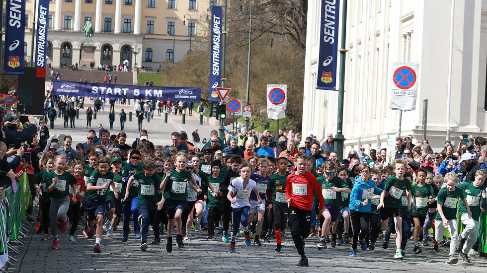 Det ble ikke spart mye på kreftene fra start da 9-11-åringene la av gårde nedover Karl Johan. (Foto:  Kjell Vigestad) 