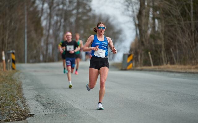 Marian Sagnes Wågan som i år er tilbake i Namdal Løpeklubbs blå singlet, på vei til seier og rekord i Trondheim. (Foto: Helge Langen)