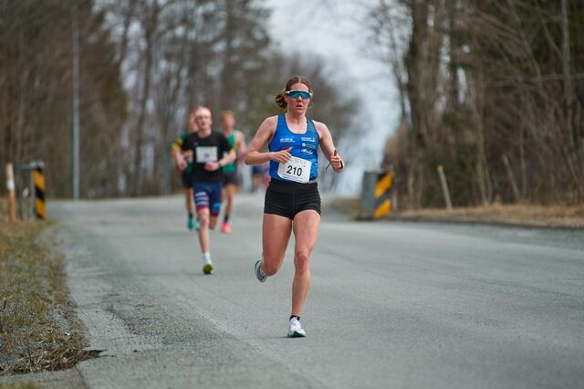 Marian Sagnes Wågan som i år er tilbake i Namdal Løpeklubbs blå singlet, på vei til seier og rekord i Trondheim. (Foto: Helge Langen)