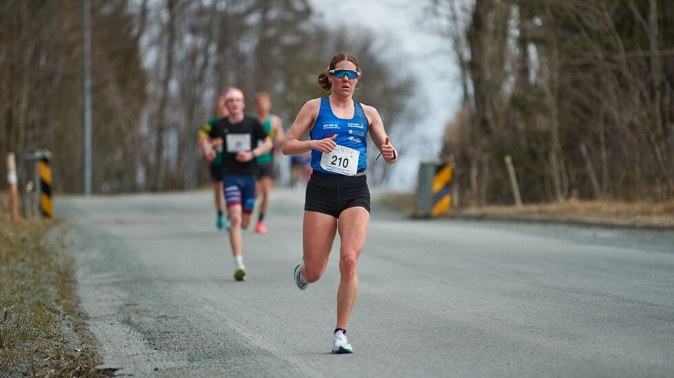 Marian Sagnes Wågan som i år er tilbake i Namdal Løpeklubbs blå singlet, på vei til seier og rekord i Trondheim. (Foto: Helge Langen)