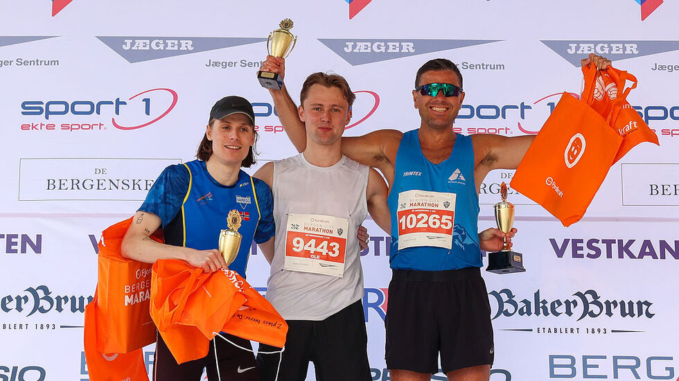 Premiepallen menn 5 km: Tomas Skjæråsen, Ole Skjelten Daasvatn, Robert Hisdal. (Foto: Arne Dag Myking)