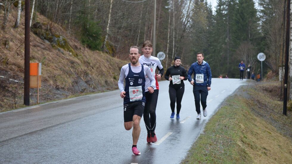 Toeren Mats Emil Sand hadde eneren Ole Jacob Ellevold i hælene helt til spurten i Baksjøløpet søndag. (Foto: Janne Slorafoss)